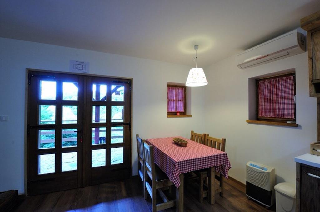 Apartment Drvena Kuca Mreznica Gornji Zvecaj Phòng bức ảnh